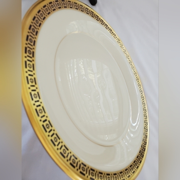 RARE and Discontinued Lenox Tudor Dinner Plate - Picture 5 of 5